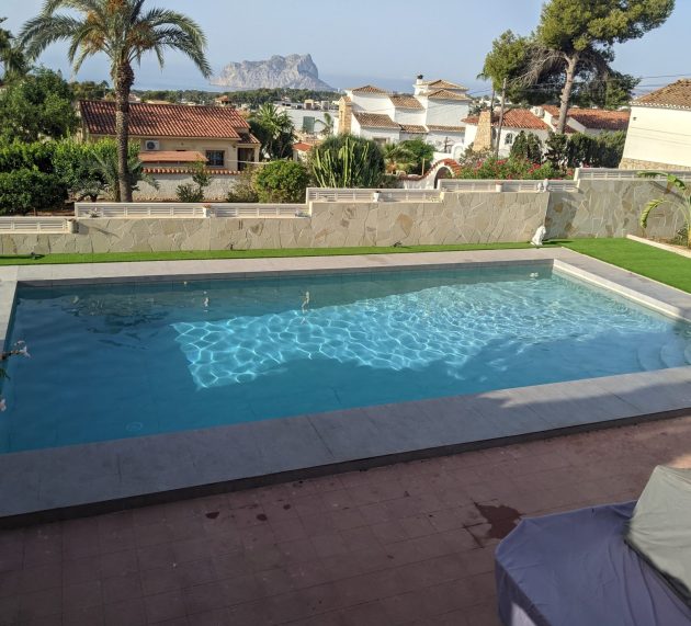 Pool maintenance in Moraira